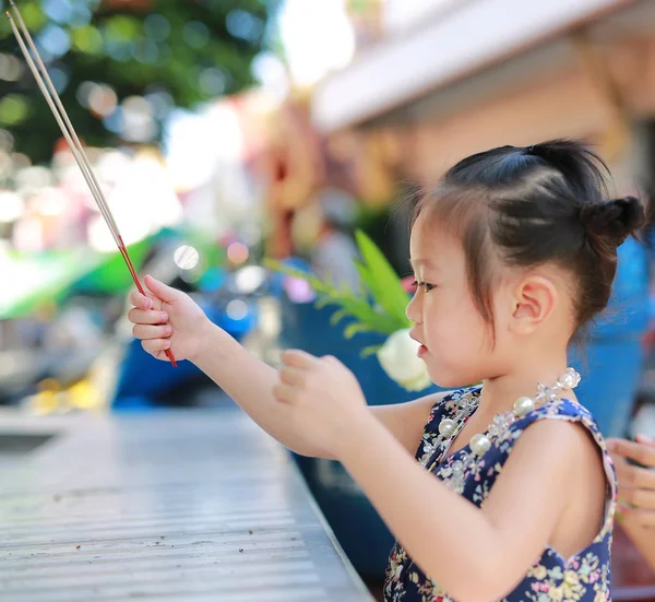 Ázsiai Gyermek Lány Hagyományos Songkran Fesztivál Ruha Füstölő Pay Tiszteletben — Stock Fotó