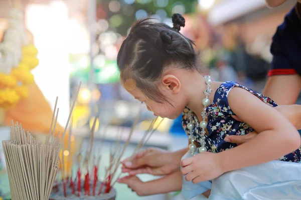 Asiática Madre Niño Niña Tradicional Festival Canciller Vestido Celebración Incienso — Foto de Stock