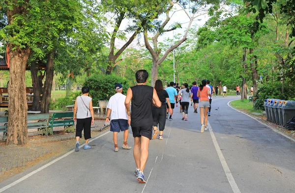 Grup Park'ta çalışan insan. arka görünüm.