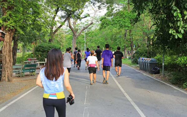 Grupo Pessoas Correr Park Vista Traseira — Fotografia de Stock