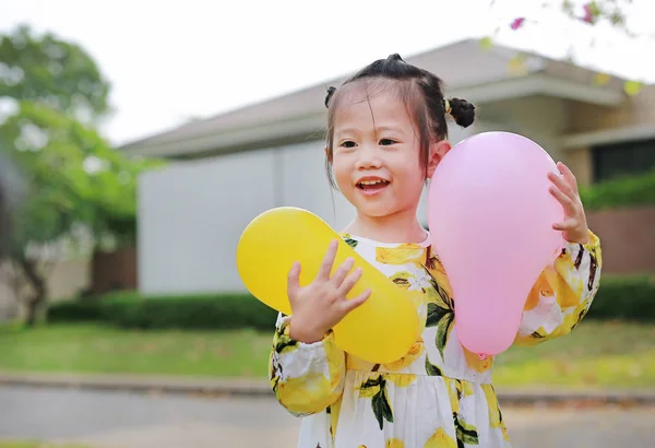Menina Bonito Segurando Balões Parque Sorrindo Divertindo — Fotografia de Stock