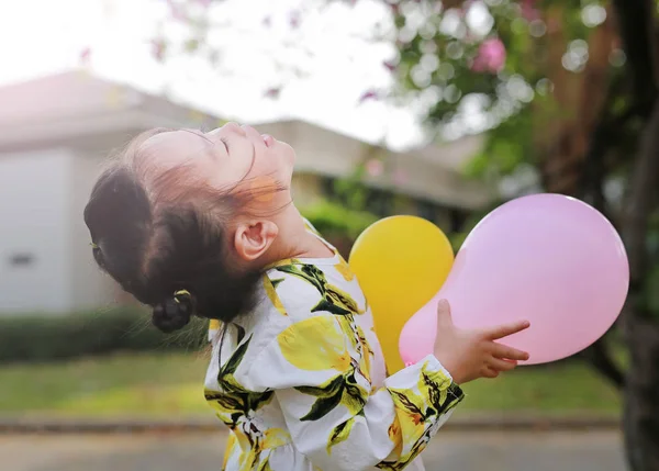 Niedliches Kleines Mädchen Das Luftballons Park Hält Lächelt Und Spaß — Stockfoto
