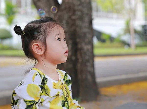 Ładna Dziewczynka Gra Bubble Parku — Zdjęcie stockowe