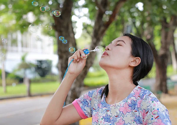 Азиатская Маленькая Девочка Надувает Мыльные Пузыри Зеленом Парке — стоковое фото