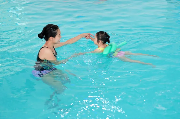 Anne Öğretim Çocuk Yüzme Havuzunda Kapatın — Stok fotoğraf