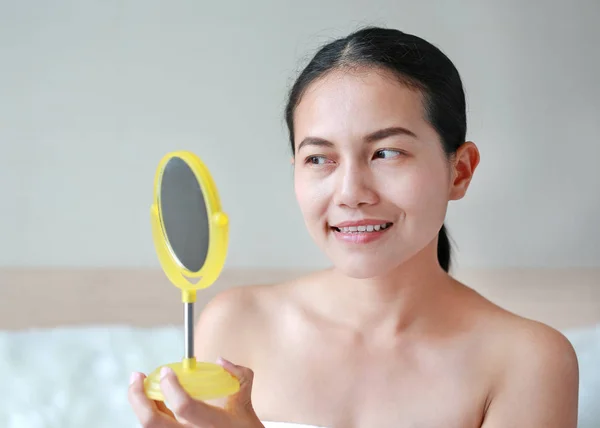 Mujer Sonriente Mírate Espejo Concepto Belleza —  Fotos de Stock