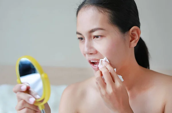 Retrato Una Hermosa Mujer Limpiándose Lápiz Labial Boca Con Papel —  Fotos de Stock