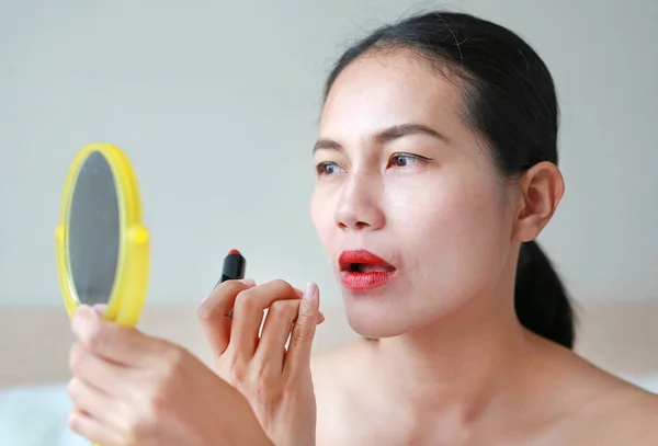 Portret Van Mooie Vrouw Lippenstift Toe Passen Beauty Concept — Stockfoto