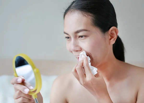 Retrato Una Hermosa Mujer Limpiándose Lápiz Labial Boca Con Papel — Foto de Stock
