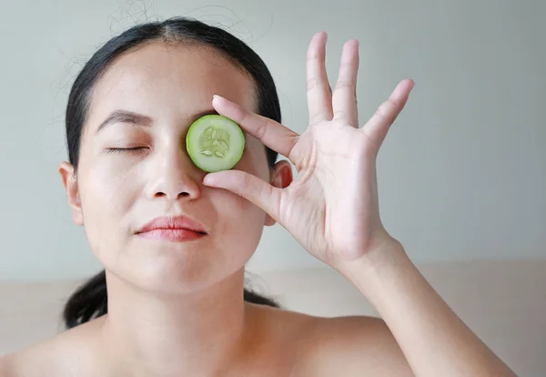 Portrait Young Beautiful Woman Holding Cucumber Slices Her Face — Stock Photo, Image