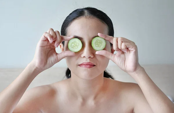 Portrait Young Beautiful Woman Holding Cucumber Slices Her Face — Stock Photo, Image