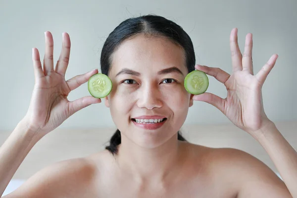 Retrato Una Joven Mujer Hermosa Sosteniendo Rodajas Pepino Cara — Foto de Stock