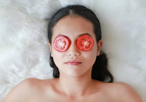 Mujer Joven Con Una Rebanada Tomate Ojo Concepto Para Cuidado — Foto de Stock