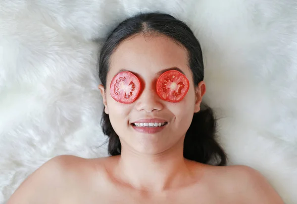 Mujer Joven Con Una Rebanada Tomate Ojo Concepto Para Cuidado — Foto de Stock