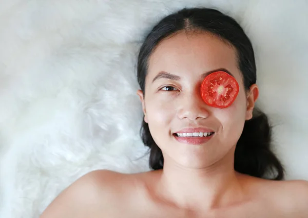 Young Woman Slice Tomato Her Eye Concept Skin Care — Stock Photo, Image