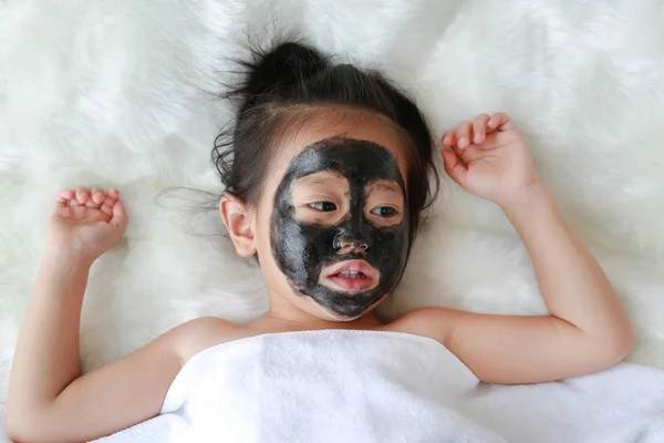 Menina Criança Carvão Descascamento Máscara Facial Conceito Beleza — Fotografia de Stock