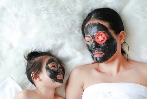 Young Woman Child Girl Coal Peeling Face Mask Sliced Tomato — Stock Photo, Image