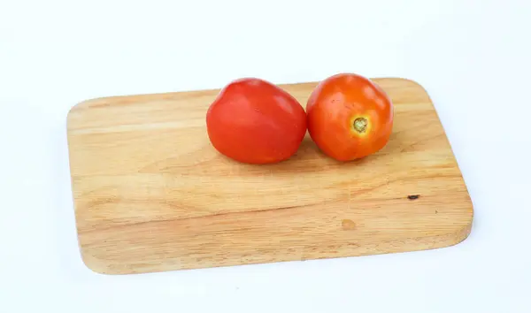 Frische Tomaten Auf Holzblock Isoliert Auf Weißem Hintergrund — Stockfoto