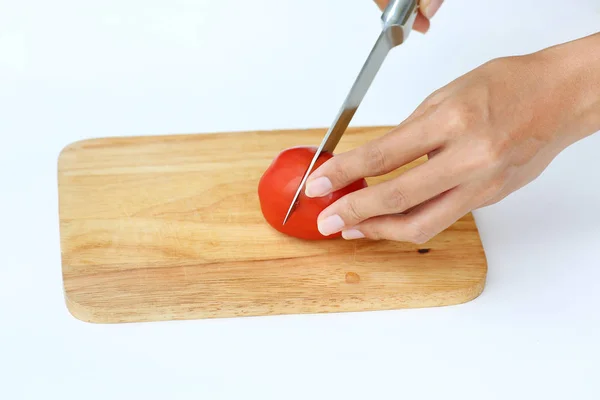 Tomatenscheiben Auf Holzblock Mit Messer Vor Weißem Hintergrund — Stockfoto