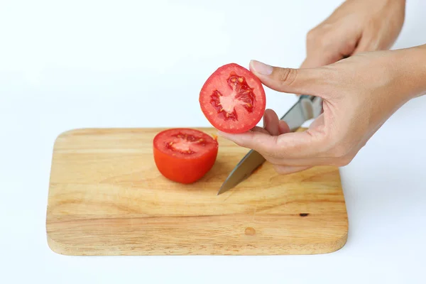 Tranches Tomate Sur Bloc Bois Avec Couteau Sur Fond Blanc — Photo