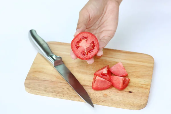 Tomatenscheiben Auf Holzblock Mit Messer Vor Weißem Hintergrund — Stockfoto