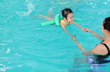 Anne öğretim çocuk yüzme havuzunda kapatın