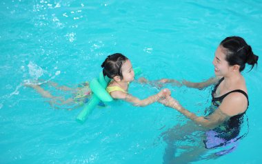 Anne öğretim çocuk yüzme havuzunda kapatın