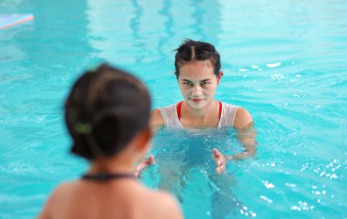 Anne öğretim çocuk yüzme havuzunda kapatın