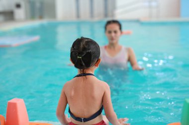 Anne öğretim çocuk yüzme havuzunda kapatın