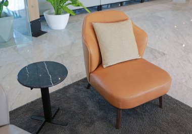 Deri koltuk üzerinde kumaş yastık