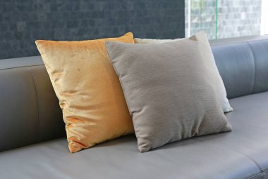 Deri koltuk üzerinde kumaş yastık