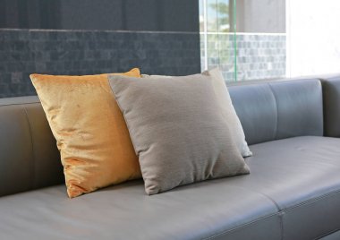 Deri koltuk üzerinde kumaş yastık