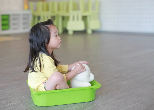 Cute Little Asian 2 - 3 Anos De Idade Criança Menino Criança Se Divertindo  Brincando Com Blocos De Plástico Coloridos Dentro De Casa No Jogo Escola /  Creche / Sala De Estar