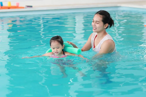 Famiglia Madre Insegnare Bambino Piscina — Foto Stock