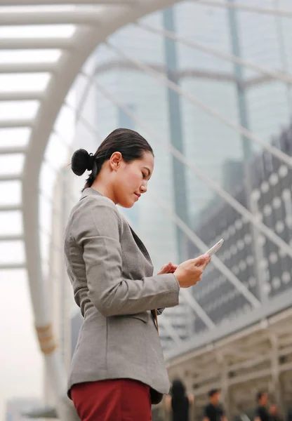 Kadını Elleri Açık Havada Bir Akıllı Telefon Üzerinde Çalışıyor — Stok fotoğraf