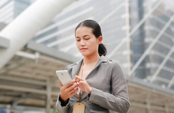 Kadını Elleri Açık Havada Bir Akıllı Telefon Üzerinde Çalışıyor — Stok fotoğraf