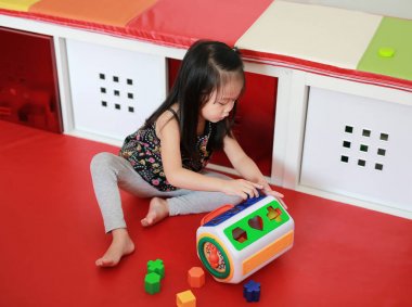 renkli plastik oyuncakları oynarken Asyalı çocuk kız