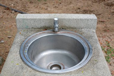 Parkta paslanmaz çelik evye.