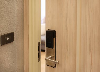 Otel odasının yarım açık kapı