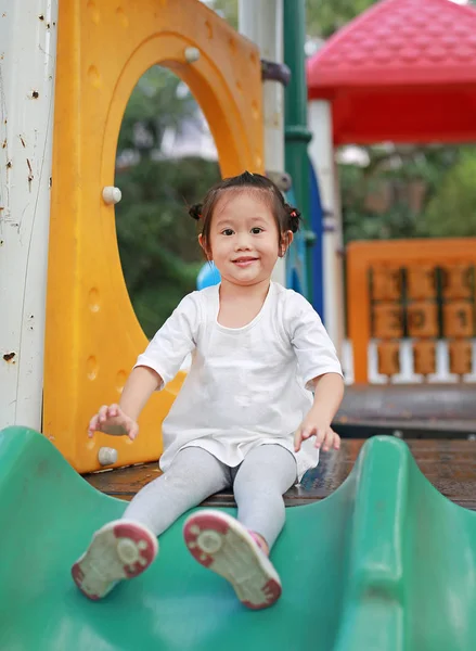 Nahaufnahme Porträt Eines Fröhlich Lächelnden Mädchens Das Auf Einem Spielplatz — Stockfoto