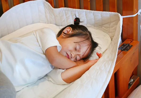 Cute Girl Sen Łóżku — Zdjęcie stockowe