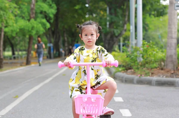 Söta Lilla Barn Flicka Ridning Cykel Park — Stockfoto