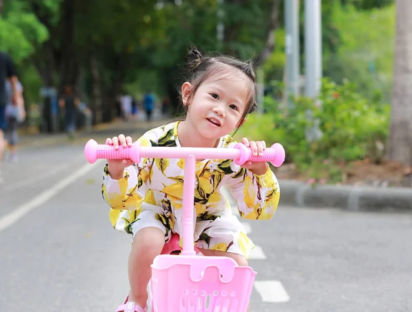 Słodkie Małe Dziecko Dziewczynka Jazda Rowerem Parku — Zdjęcie stockowe