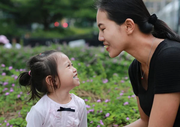 Moeder Kind Meisje Spelen Kauwgom Liefhebbende Gelukkige Familie — Stockfoto