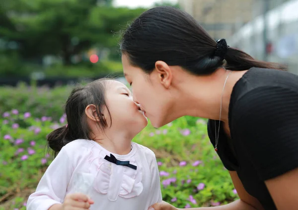 Moeder Kind Meisje Kussen Het Openbaar Park Liefhebbende Gelukkige Familie — Stockfoto