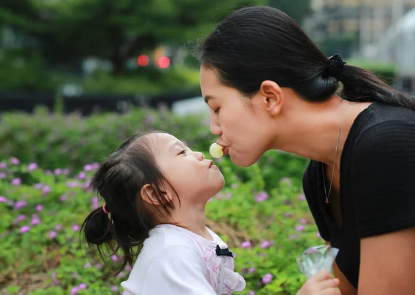 Mère Enfant Fille Jouant Chewing Gum Famille Heureuse Aimante — Photo