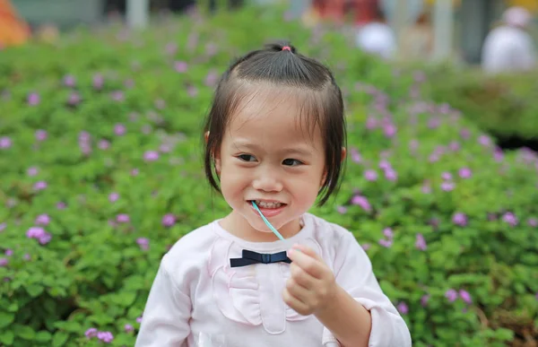 Χαριτωμένο Μικρό Κορίτσι Απολαμβάνουν Τρώει Τσίχλα — Φωτογραφία Αρχείου