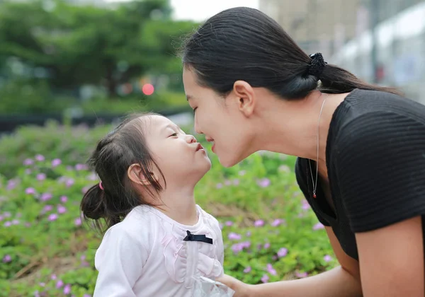 Moeder Kind Meisje Kussen Het Openbaar Park Liefhebbende Gelukkige Familie — Stockfoto