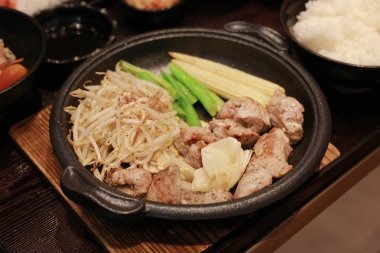 Sıcak tabak sebze ile domuz eti biftek.