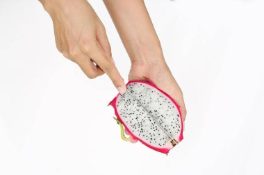 Eller kadın kesme dragon meyve beyaz arka plan üzerinde.